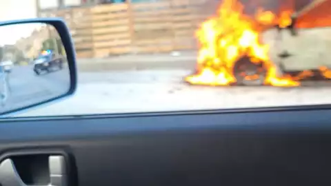  Calle en llamas: Auto se incendia sobre el Periférico 