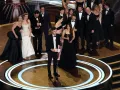 El reparto de ‘Anora’ recibió el Premio Oscar como Mejor Película. | Foto: Kevin Winter/Getty Images