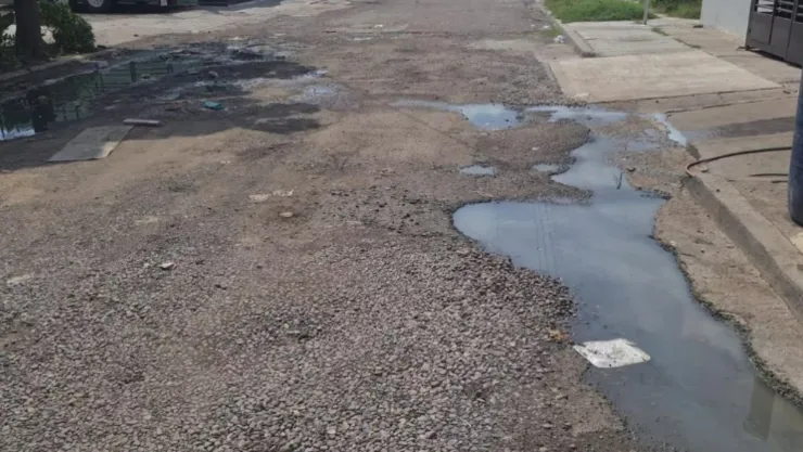 Vecinos de la colonia San Joaquín en Culiacán denuncian baches. .jpg