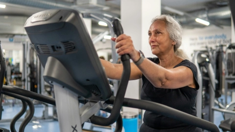 Edna realiza caminatas en su rutina para gente mayor