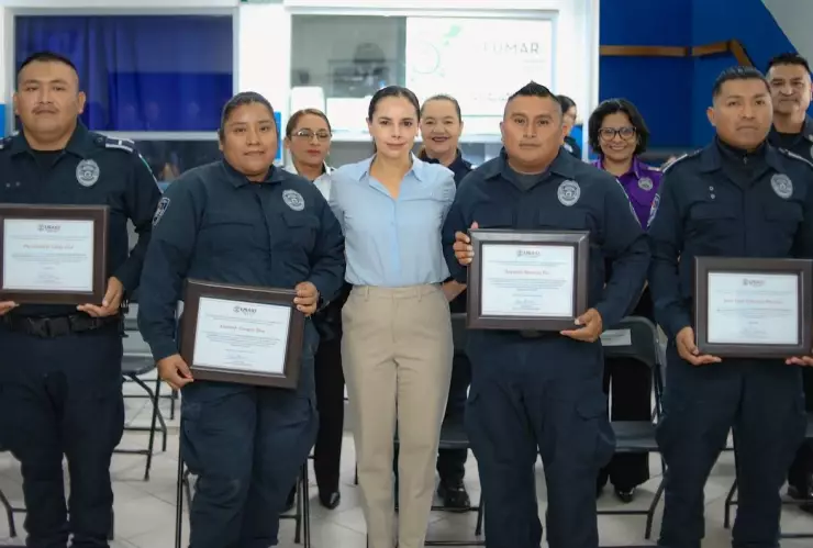 Los policías en Cancún se mantienen en constante formación policial
