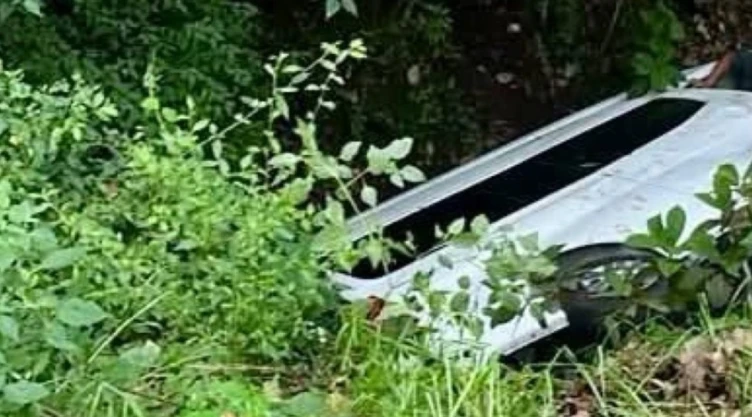 ¡Tragedia rumbo a Chalma! Camioneta de peregrinos cae a barranco; muere una mujer y hay 15 heridos.jpg