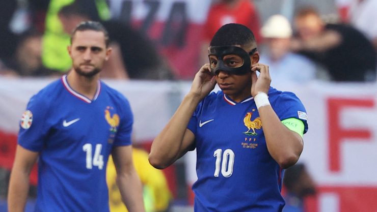 Kylian Mbappé con la máscara