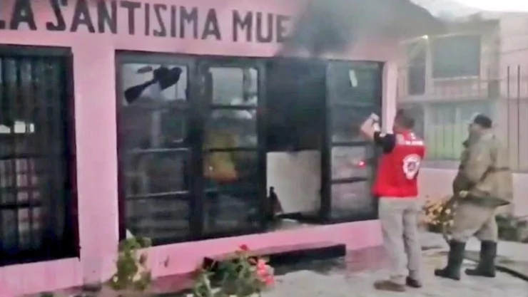 Hombre quema capilla de la Santa Muerte por “orden de Dios”