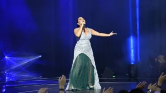 Hermoso vestido con blanco y verde, el que portó Brisa durante el quinto concierto de ‘La Academia’.