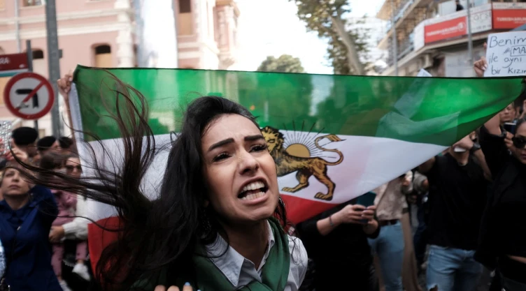 Miles de mujeres protestan por muerte de Mahsa Amini en Irán.
