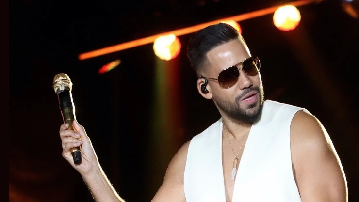 Romeo Santos cantando en uno de sus conciertos