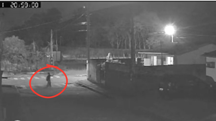 Cámara de vigilancia graba a niño fantasma en plena calle y video se vuelve viral.png