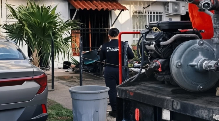 ¡Una madre y sus tres hijos, entre las llamas! Vecinos arriesgan todo para rescatarlos de incendio e.jpg