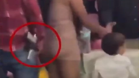 Captan a hombres armados en graduación de primaria en Tamazula; su presencia desata polémica. En la imagen se observa cómo un presunto padre de familia carga con una pistola mientras junto a su pareja a compañan a un niño a recoger un diploma.