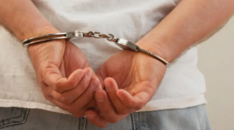 Hombre arrestado.