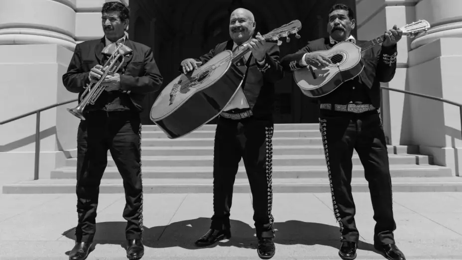 VIDEO: ‘Tragafuegos’ incendió a mariachis durante pleito callejero en Morelia
