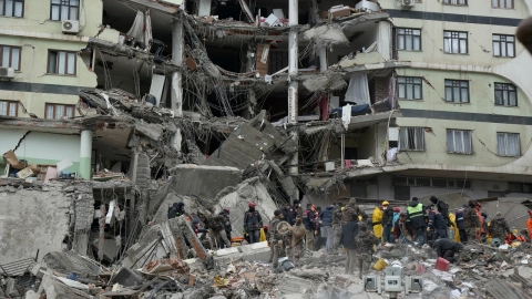 Sismo de 7.8 deja miles de muertos en Turquía y Siria