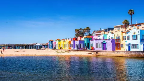 Capitola en California es popular por sus playas en la costa y sus pintorescas casitas