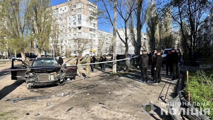 Restos de un vehículo destruido por explosión en Dnipró, Ucrania, donde murió el político Yuri Fedko en un atentado con coche bomba investigado por el SBU.