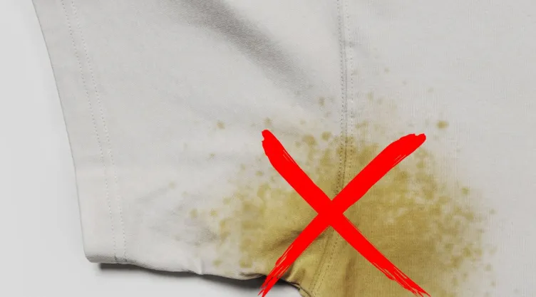 ¿Tus camisetas tienen manchas amarillas en las axilas? El truco para eliminarlas al lavar la ropa