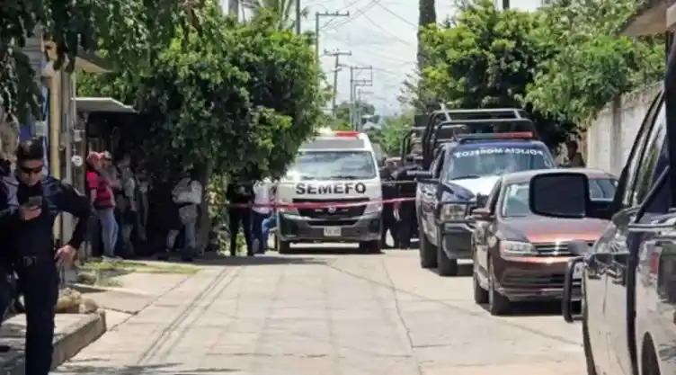 Niña se esconde para no ser asesinada en su casa