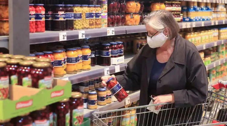 mujer supermercado covid 19 .jpg