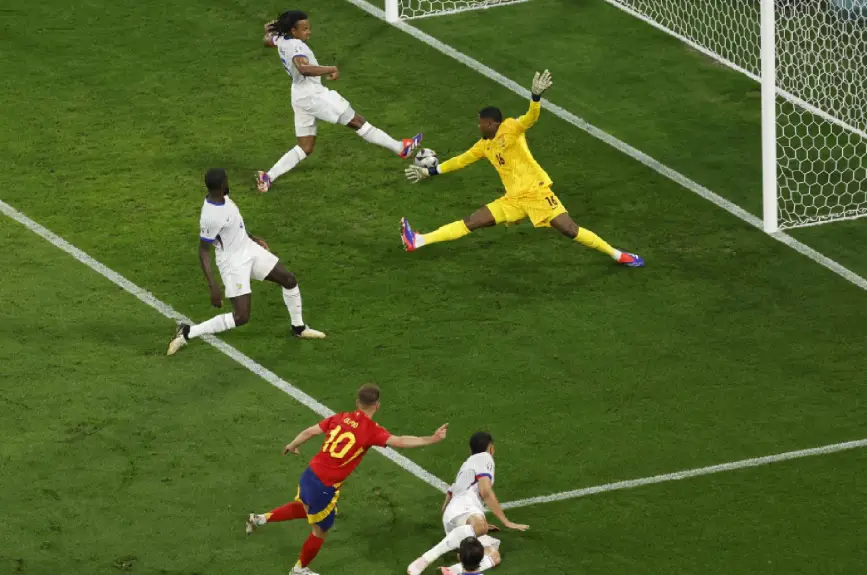 Disparo de Dani Olmo en el segundo gol de España.jpg