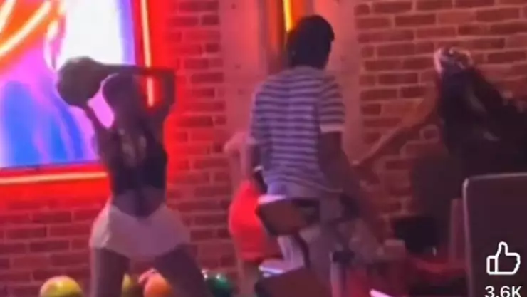 El FUERTE VIDEO de cuando una mujer le avienta una bola de boliche a otra en la cabeza en plena pelea