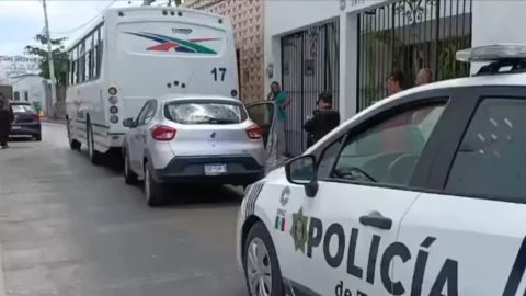 Ocurrió en Campeche: Iba manejando en Santa Ana, se descuida y termina estampado contra un camión; ¿hay heridos?