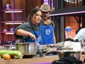 Litzy muy concentrada en su platillo en MasterChef Celebrity 2024.