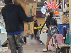 Hombre muere en mercado de Beethoven: Se desvaneció mientras caminaba con su familia