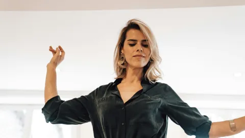 Los 3 tintes de pelo para mujeres de 50 a 60 años que siempre pueden ocupar para lucir las canas y verse hermosas Rubio Gris Plateado.jpg