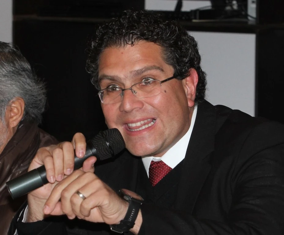 El senador aseguró que no abandonará al PRD para irse a Morena.