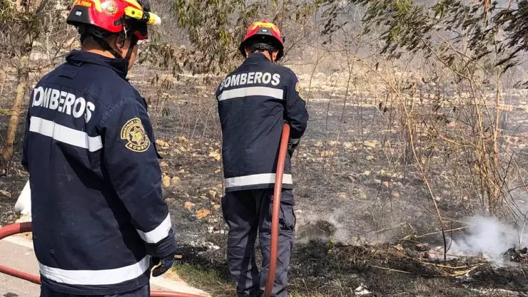 Bomberos contral INCENDIO en el Periférico de Mérida
