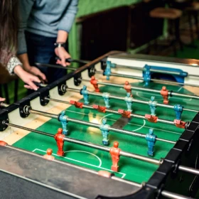 El futbolito de mesa tiene una historia más curiosa de lo que imaginas: quién lo inventó y cómo se popularizó