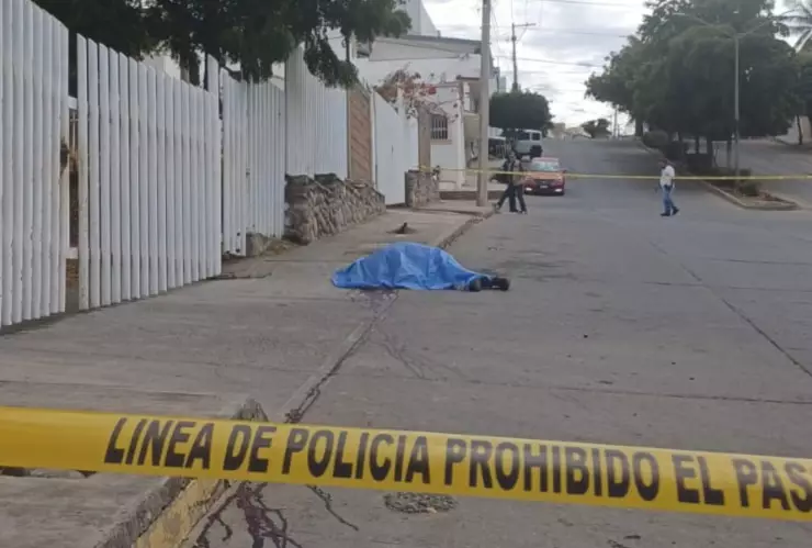Asesinan a balazos a un hombre frente al STASAC en Culiacán hoy 21 de febrero de 2025. (1).jpg