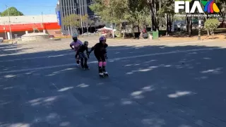 Niños patinando sobre cemento.