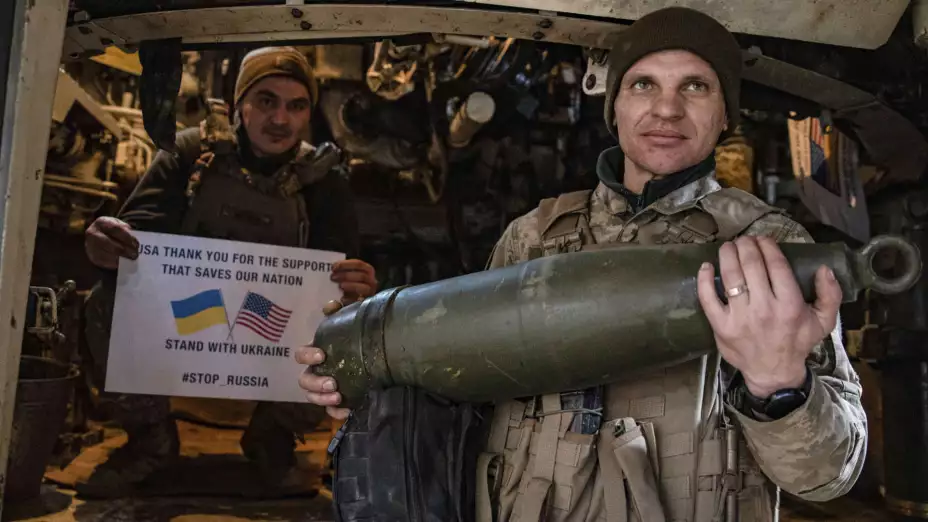 Soldados ucranianos muestran un cartel de agradecimiento a EU.