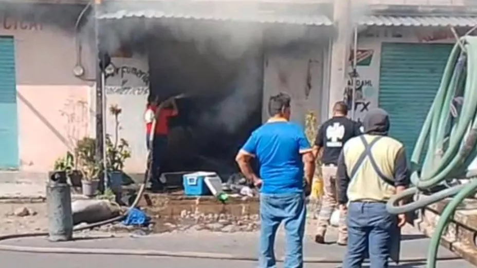 VIDEO: Captan incendio de una tortillería en Cacaloxuchitl, Huaquechula hoy; hay un herido
