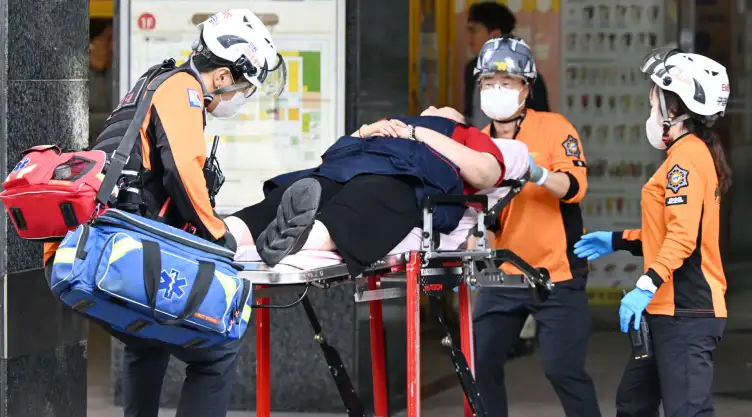 Rescatistas sacan a una persona herida de un centro comercial en Corea del Sur.