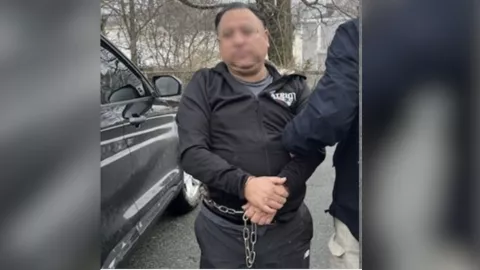 Un inmigrante con antecedentes penales fue detenido por el ICE.