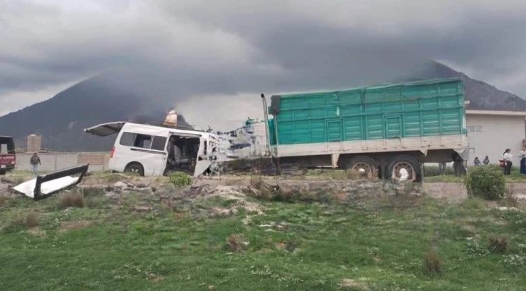 Una camioneta Urvan chocó contra un camión Torton en la carretera San Luis Atexcac-Guadalupe Victoria.