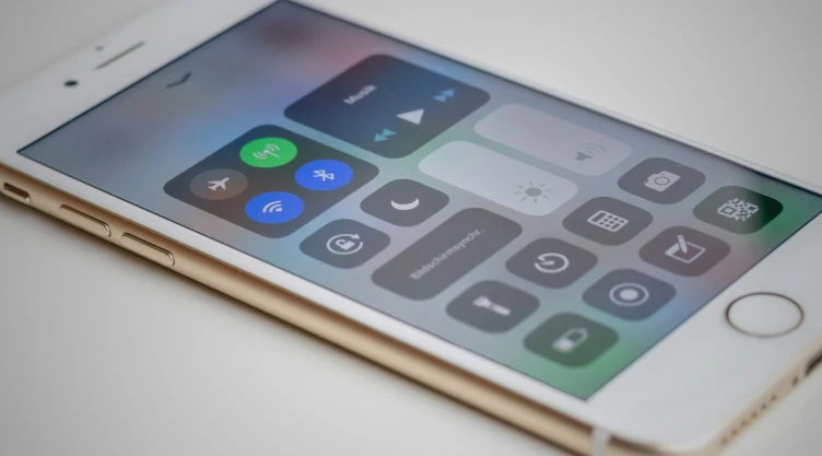 Un iPhone 7 color blanco y dorado con el Bluetooth activado