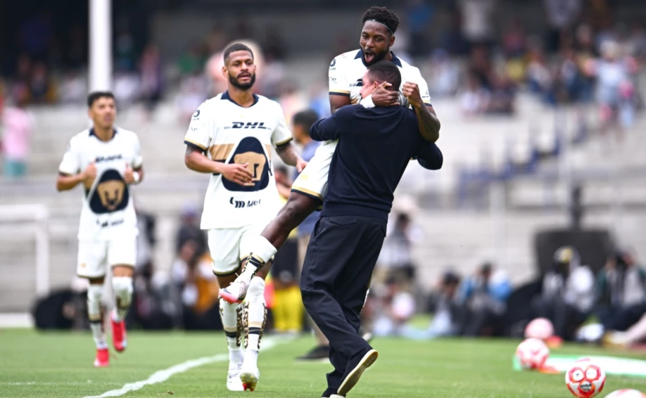 Álvaro Angulo celebra su primer gol con la camiseta de Pumas