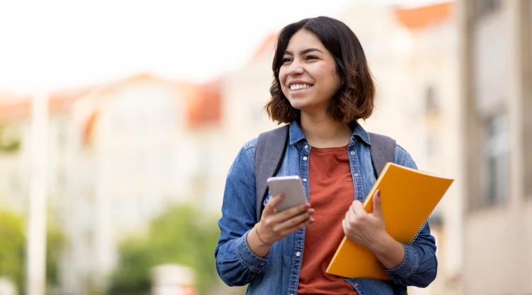 Una joven inmigrante estudiante sale de la universidad.