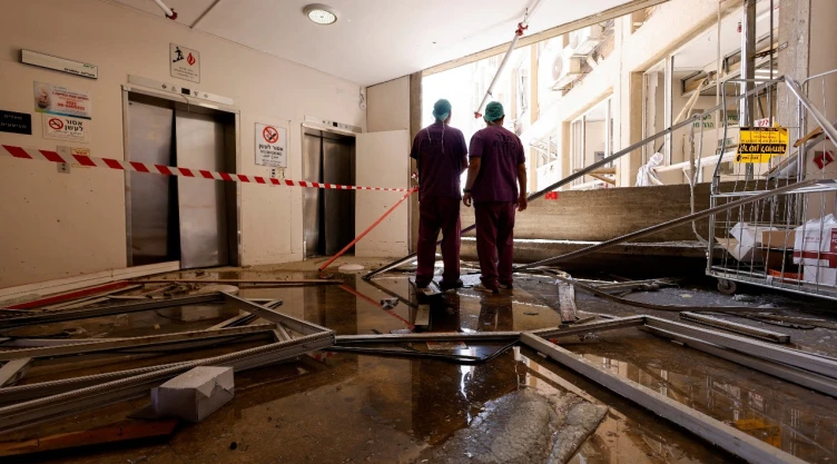 El personal médico inspecciona los daños en el lugar del impacto, tras un ataque con misiles de Irán contra Israel, en el Centro Médico Soroka, el hospital general de la ciudad, en Beersheba, Israel, el 19 de junio de 2025.
