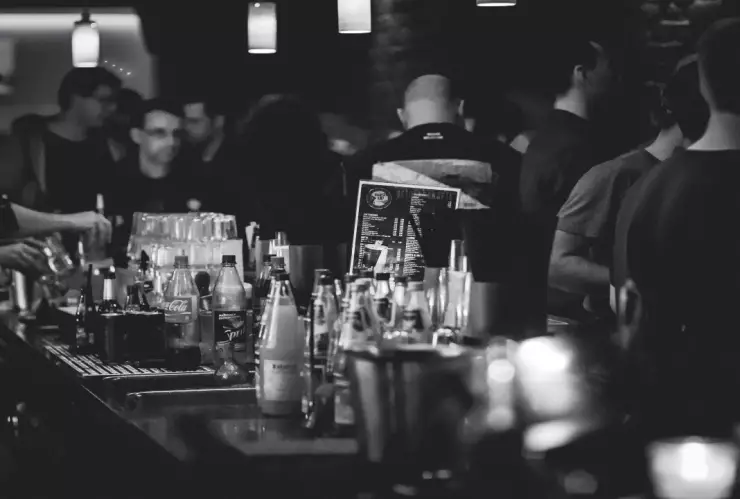 Cadeneros golpean brutalmente a cliente en Puebla; ¿Por no dejar propina?