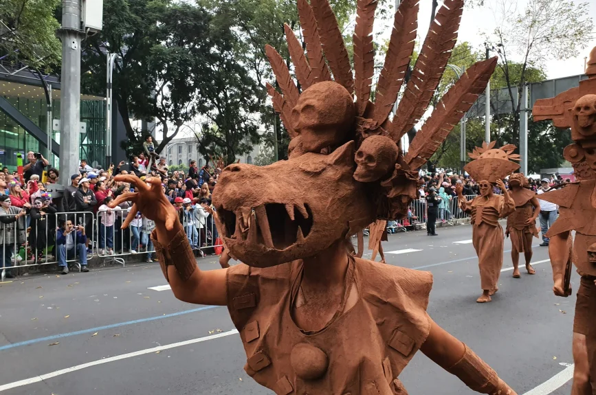 2 mil 500 artistas en acción, 11 carros alegóricos, 22 comparsas y diversos grupos de coreografías llenaron de alegría el corazón de la CDMX.