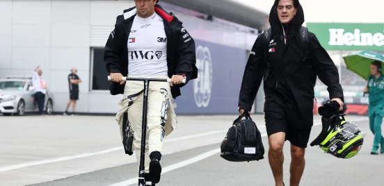 Checo Pérez en un monopatín durante el GP de Singapur 2026.