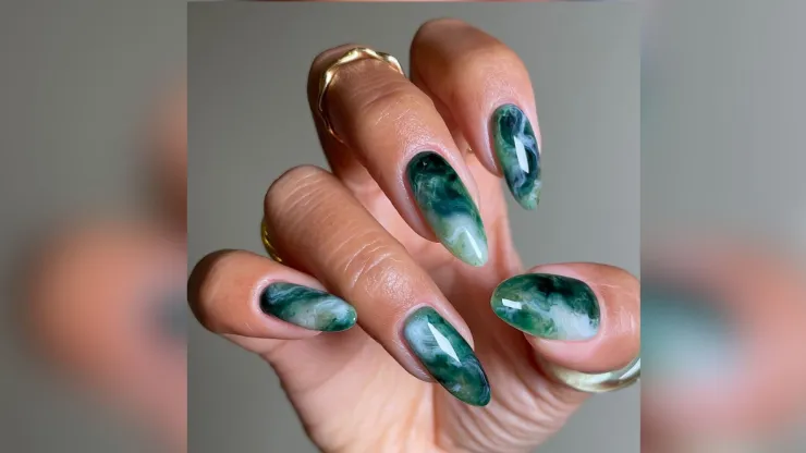 Uñas efecto mármol verdes