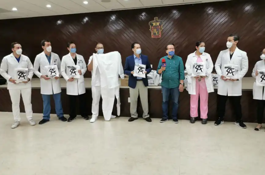 Saúl “Canelo” Álvarez donó decenas de kits a médicos residentes del Hospital Civil de Guadalajara