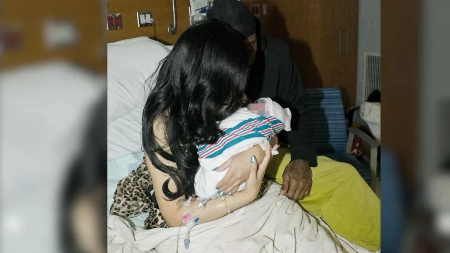 Cardi B baña en oro el cordón umbilical de su hijo.jpg