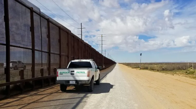Una camioneta de la CBP vigila la frontera con México.