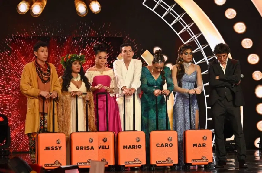 Héctor Martínez, el director de La Academia, se dirigió a los académicos con palabras llenas de emoción, anunciando que el concierto de hoy era su examen final. Con lágrimas en los ojos, les aseguró que cada uno de ellos había pasado la prueba con una calificación sobresaliente. Destacó la grandeza de esta generación, que abrió su alma como nunca antes, revelando el inmenso poder que poseen.